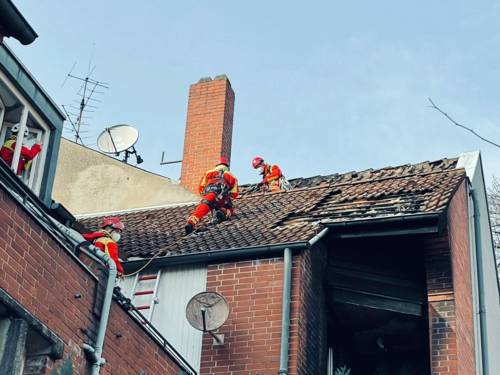 Feuerwehrleute auf einem Dach